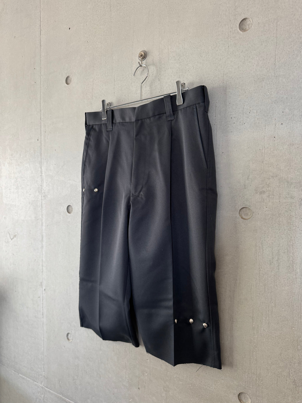 "twill studs shorts"